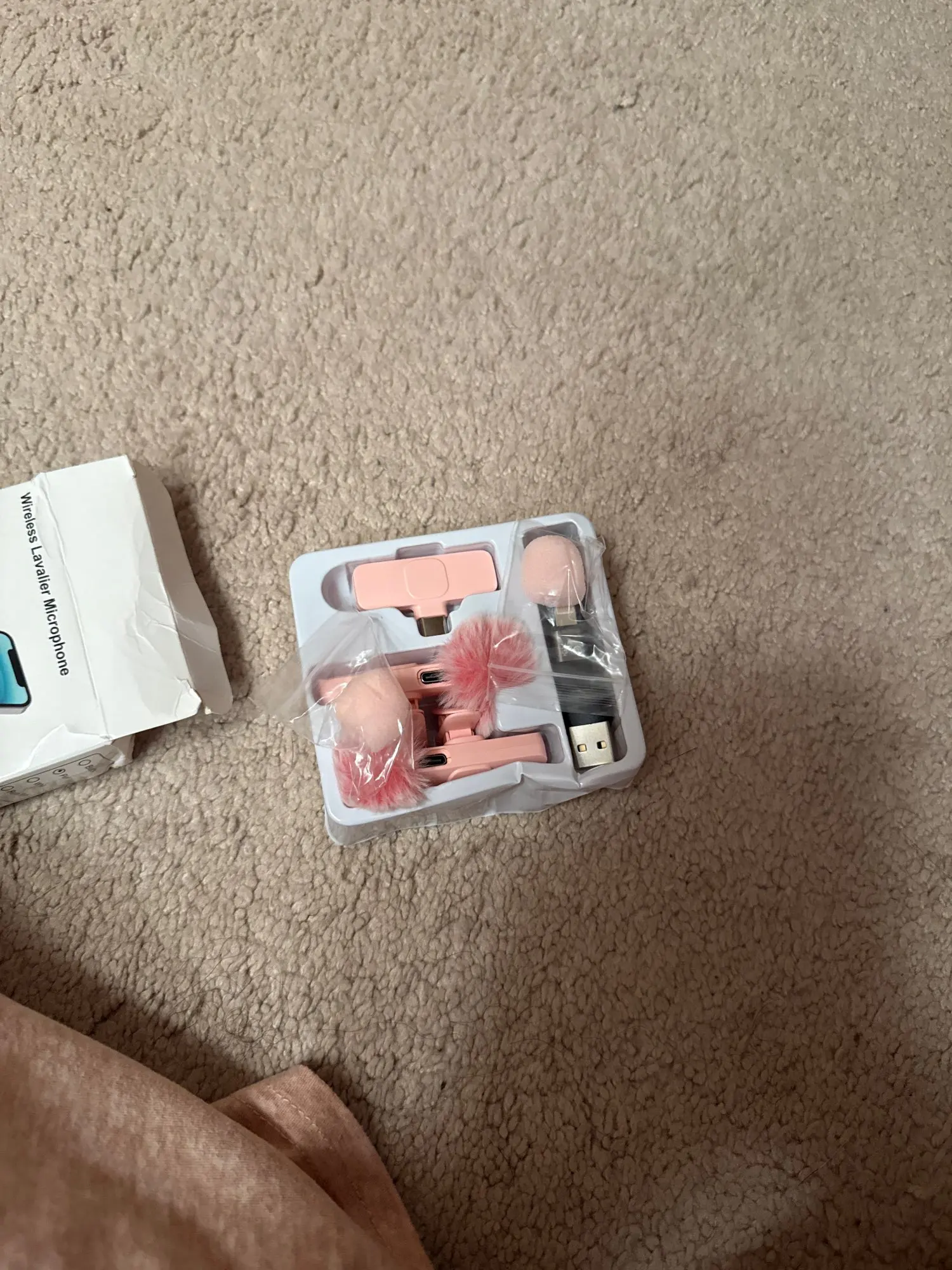 New Wireless Lavalier Microphone Portable Audio Video Recording photo review