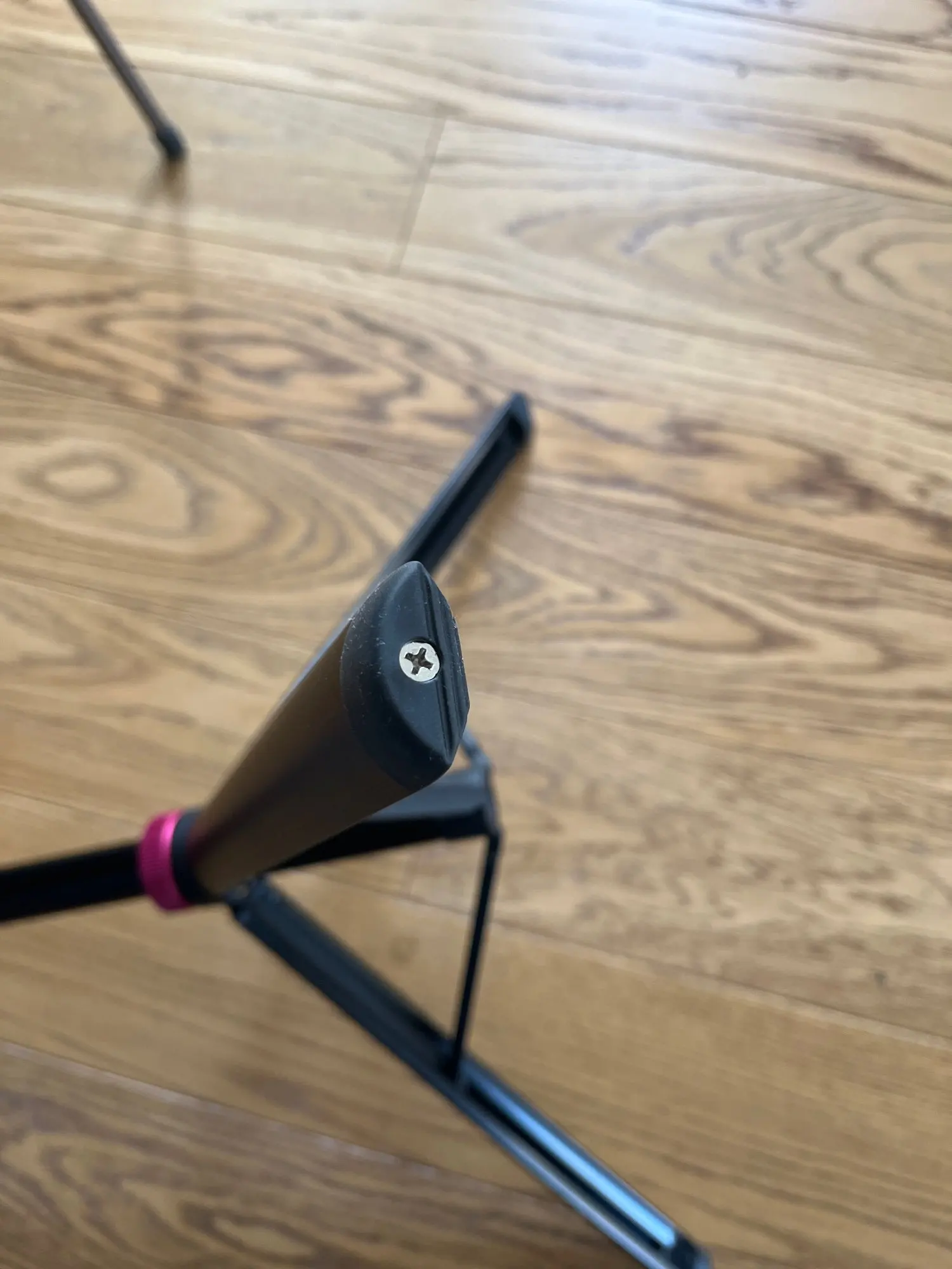 Scalable phone tripod suitable for iPhone 360 ° photo review