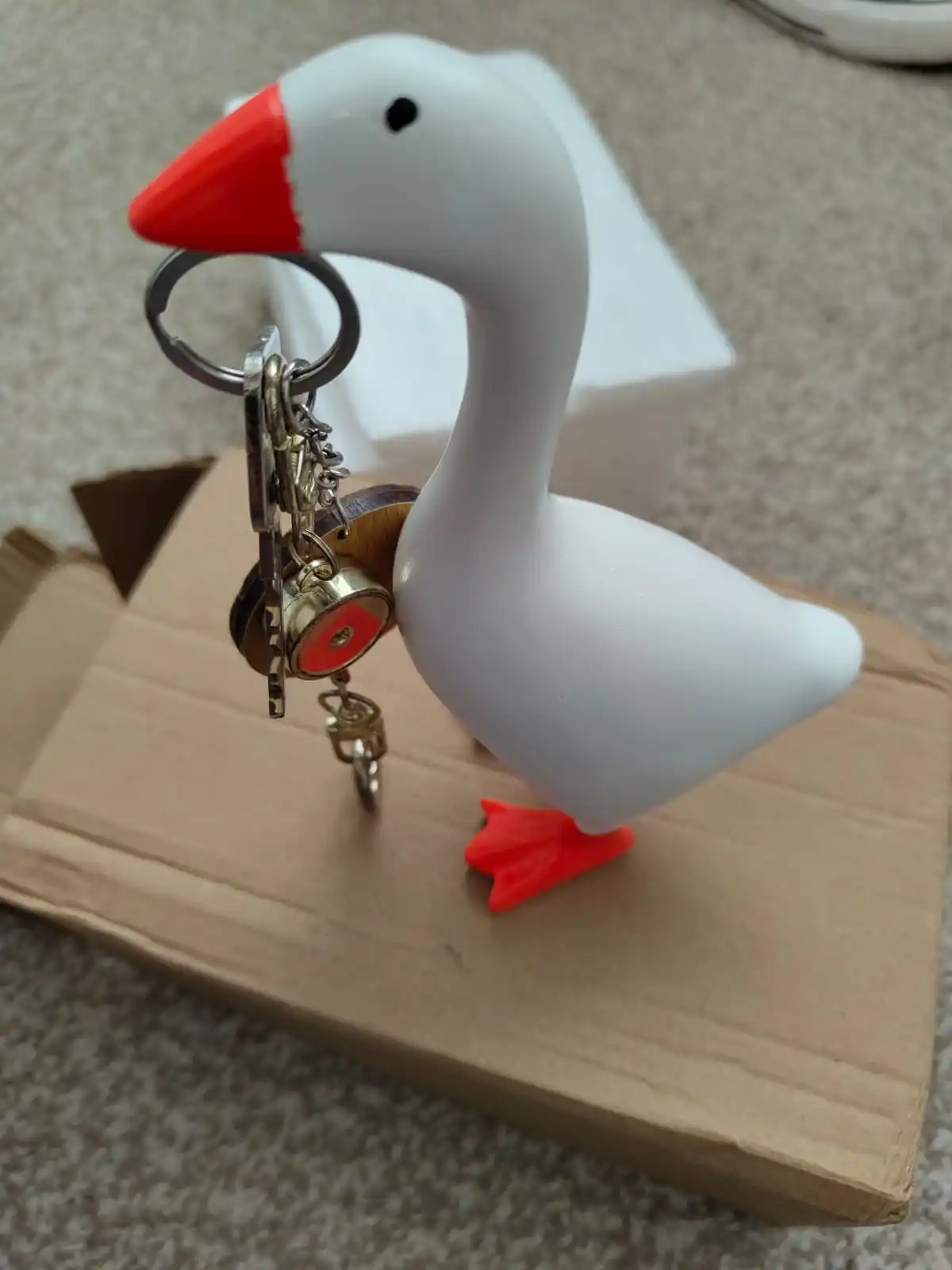 1pc Magnetic Goose Key chain home decoration sculpture photo review