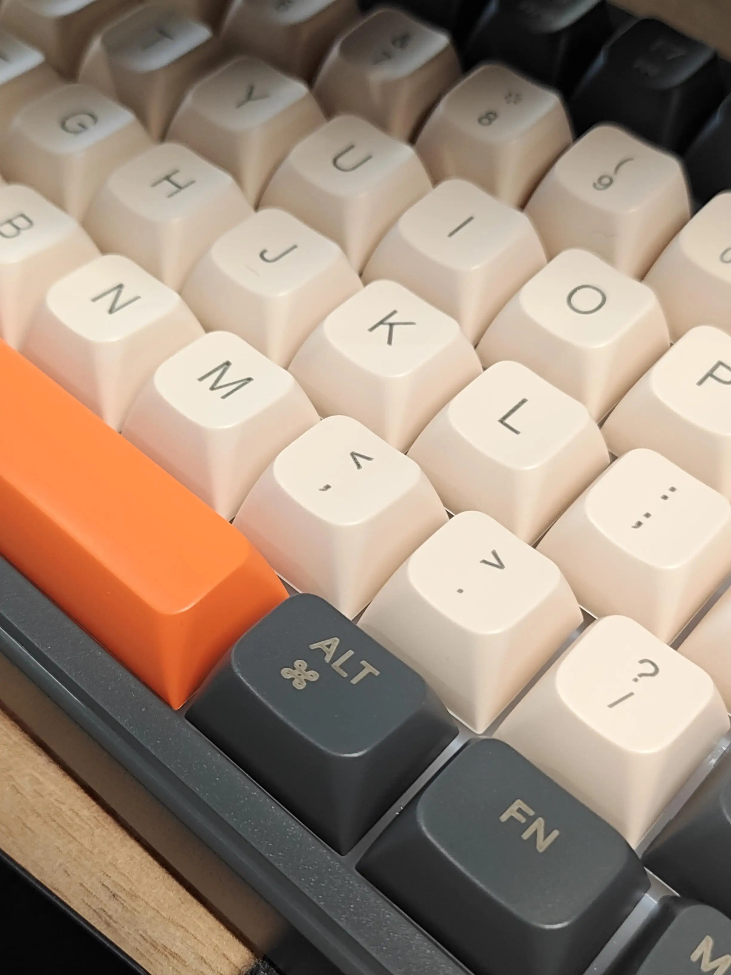 M87 Wireless Keyboard Gaming,87keys Dual Mode Bluetooth Keyboard photo review