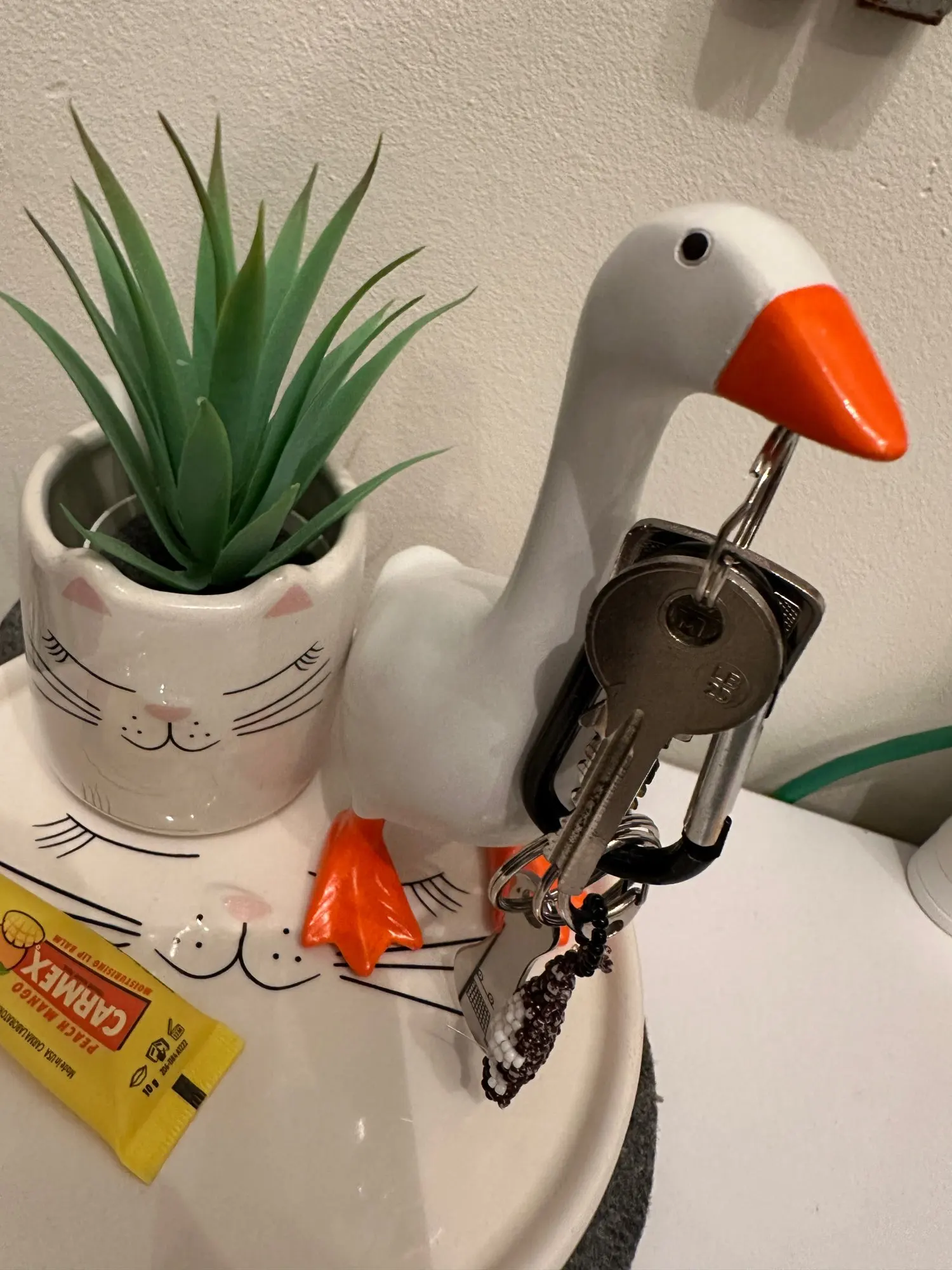1pc Magnetic Goose Key chain home decoration sculpture photo review