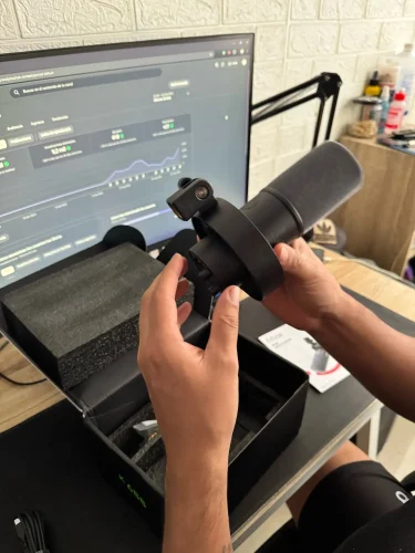 FIFINE Dynamic USB/XLR Microphone with Gain Knob/Touch-mute/Headphone Jack,Recording photo review