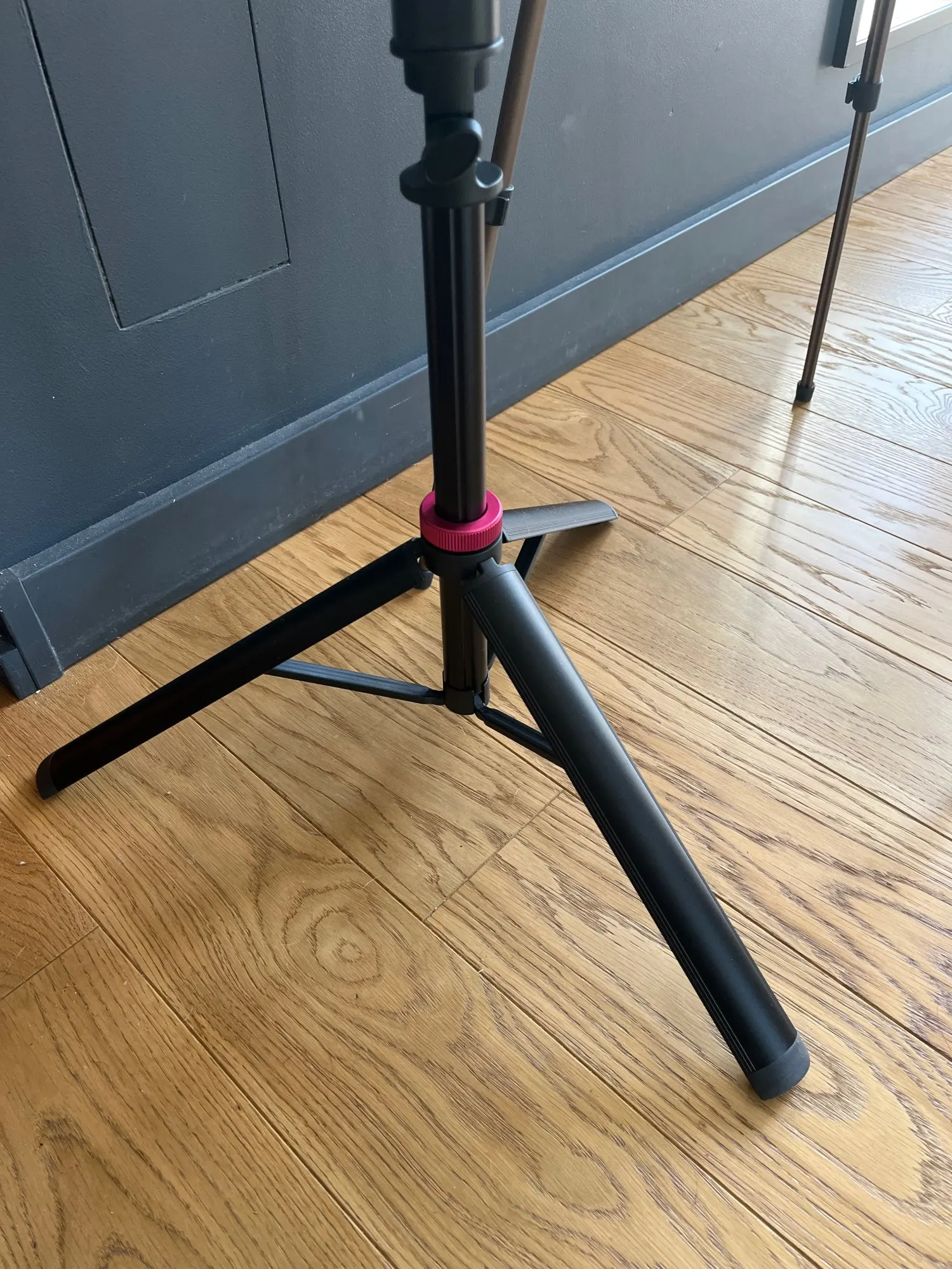 Scalable phone tripod suitable for iPhone 360 ° photo review