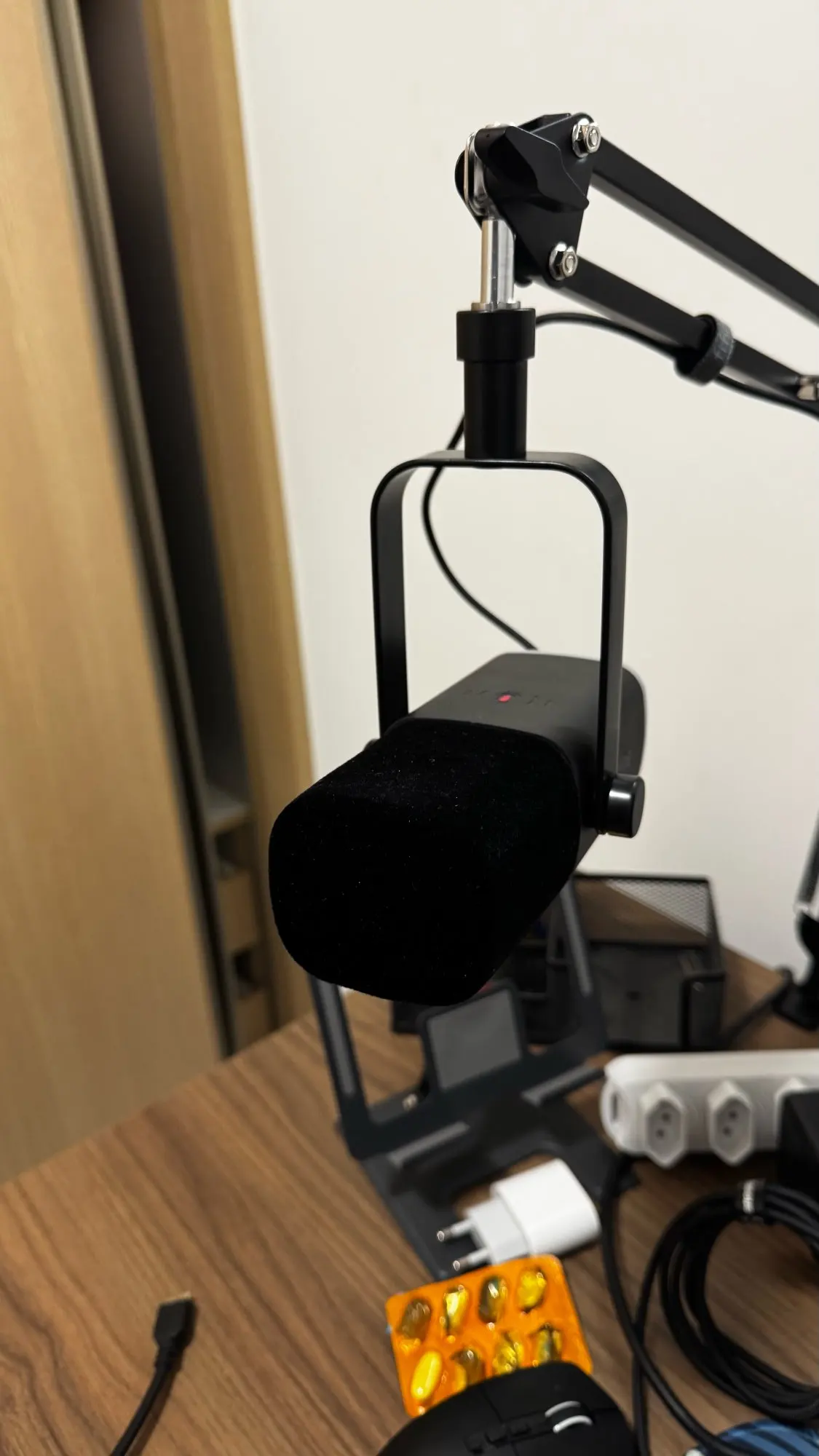 FIFINE USB/XLR Dynamic Microphone with Touch Mute Button,Headphone photo review