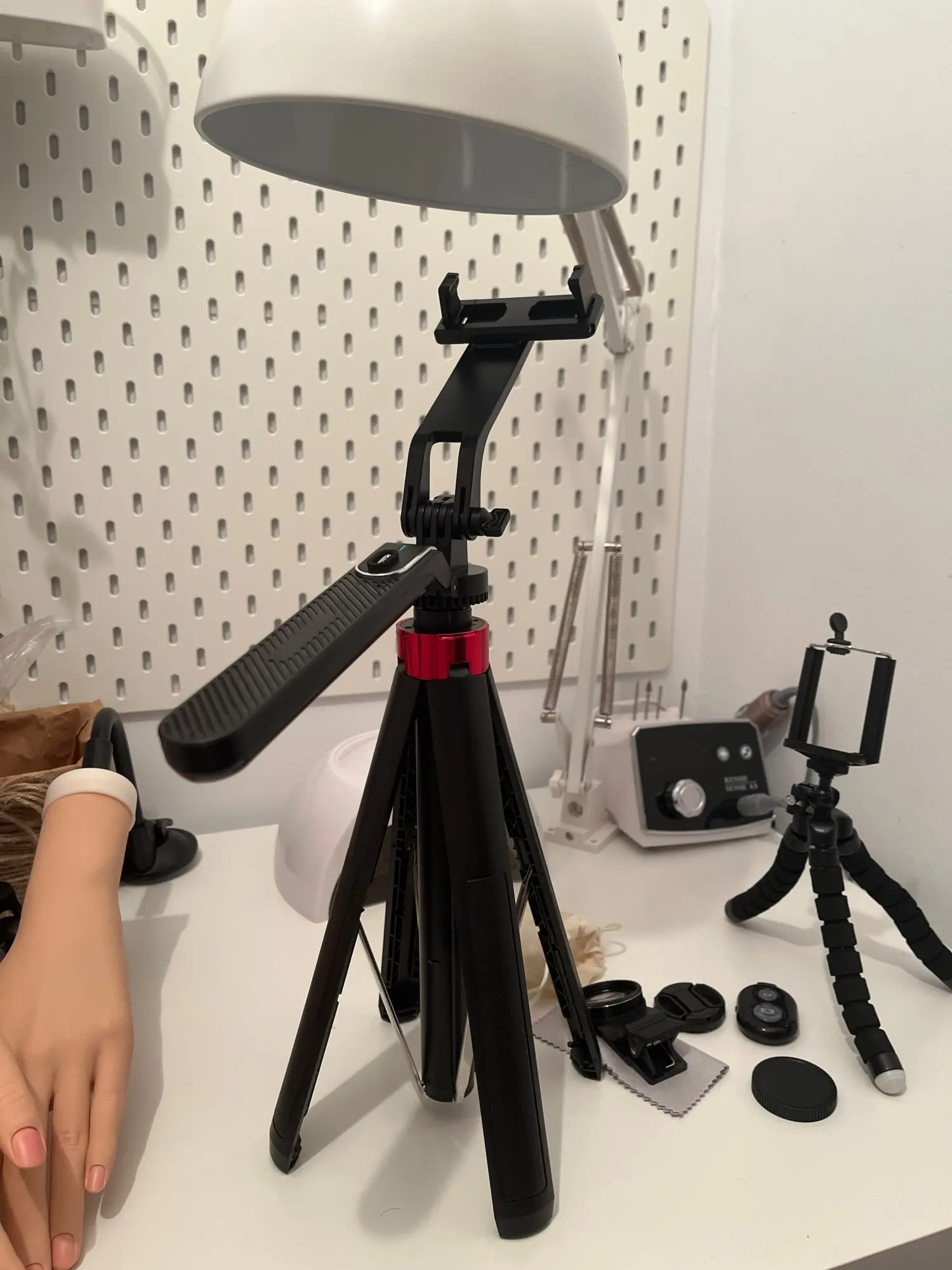 Portable camera tripod with wireless remote control and photo review