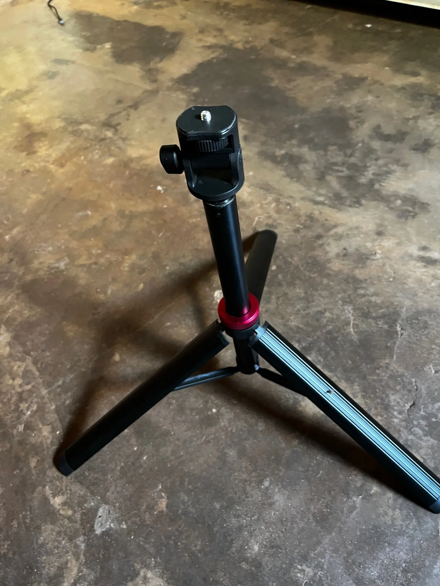 Scalable phone tripod suitable for iPhone 360 ° photo review