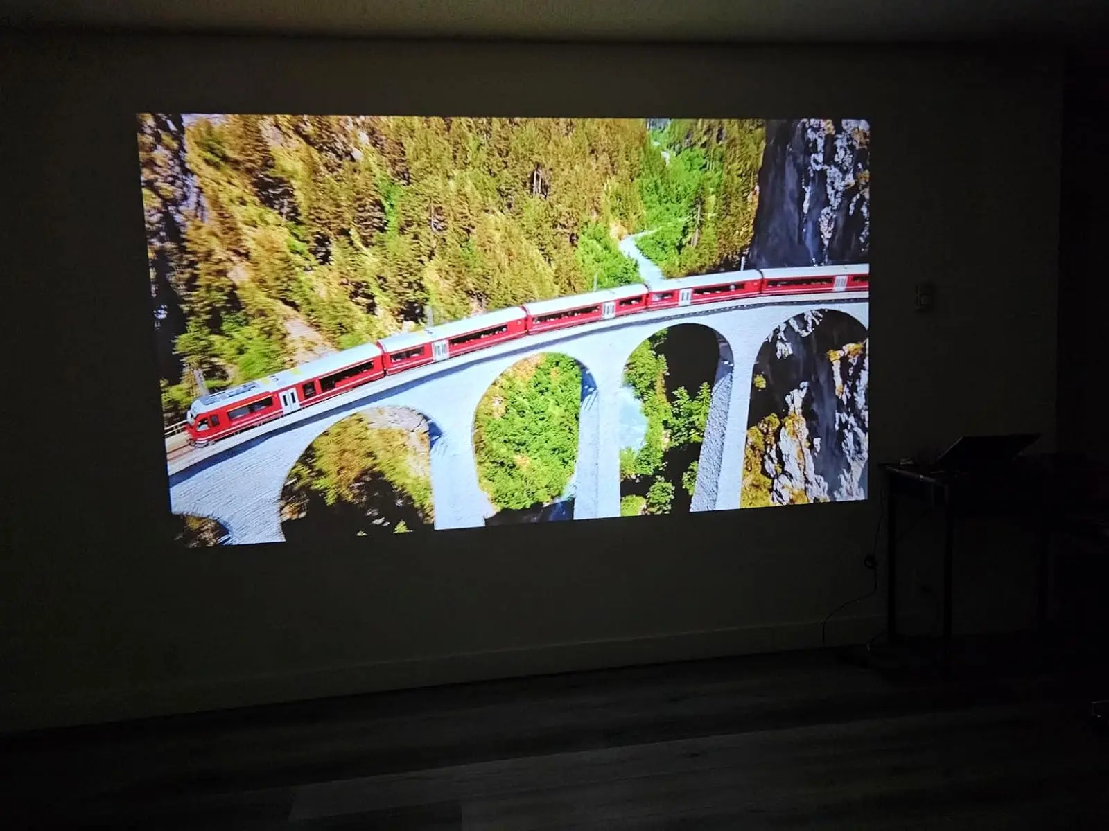 HUAWEISHI 4K Projector Android Native Portable 1080P Auto photo review