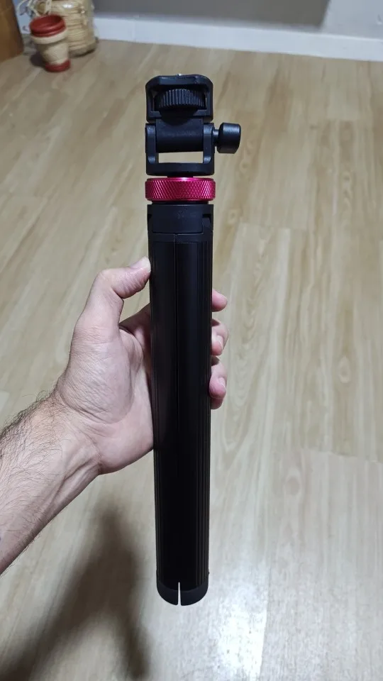 Scalable phone tripod suitable for iPhone 360 ° photo review