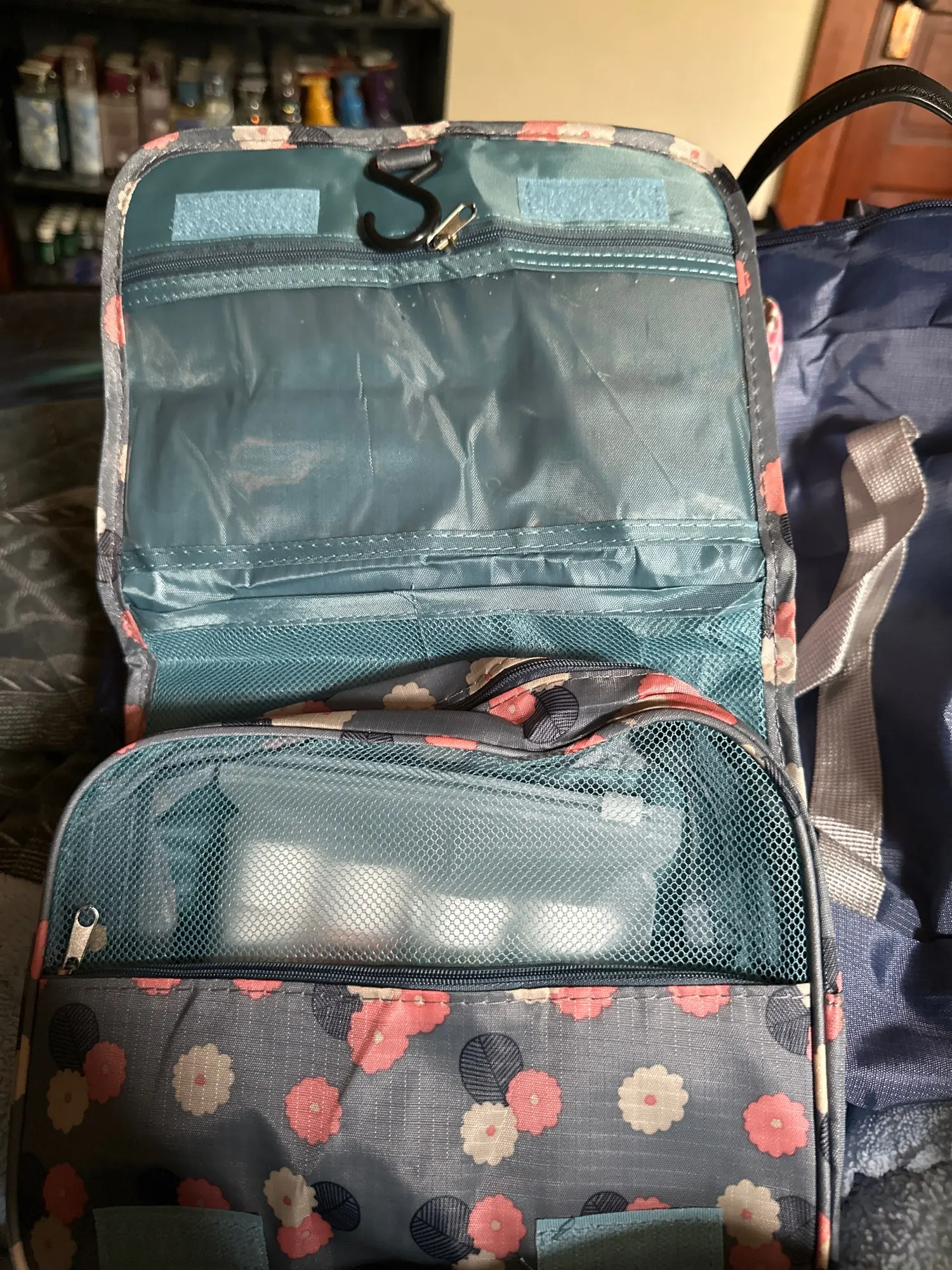 Multifunctional Travel Hook Wash Bag Cosmetics Storage Bag photo review